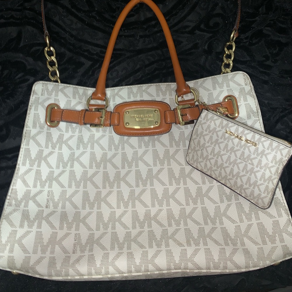 Michael Kors EST. 1981 purse in perfect condition with matching wallet.